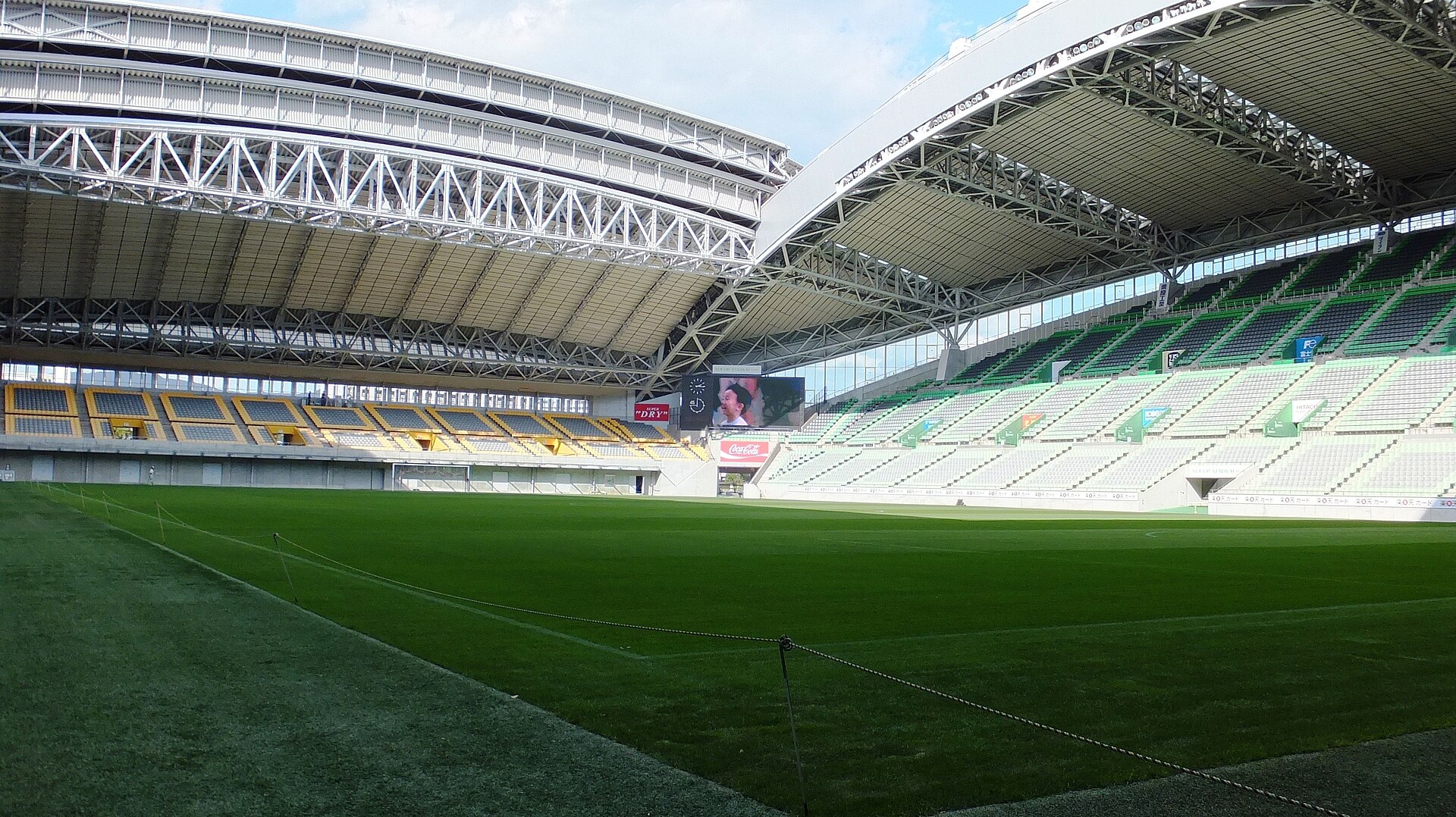 ノエビアスタジアム神戸の内観。波形の開閉式屋根とピッチ