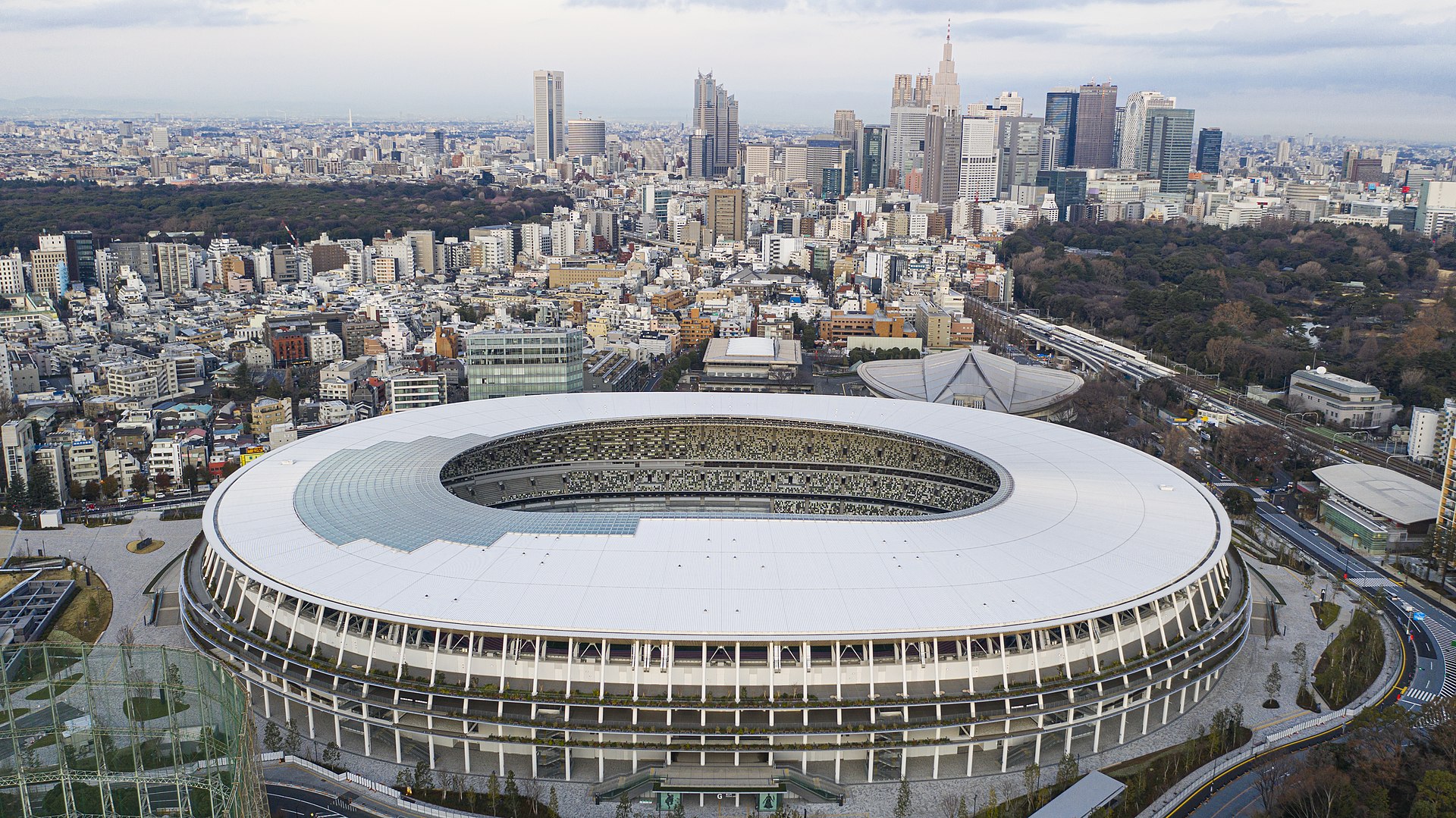 空から見た国立競技場(MUFGスタジアム)と新宿方面の街並み