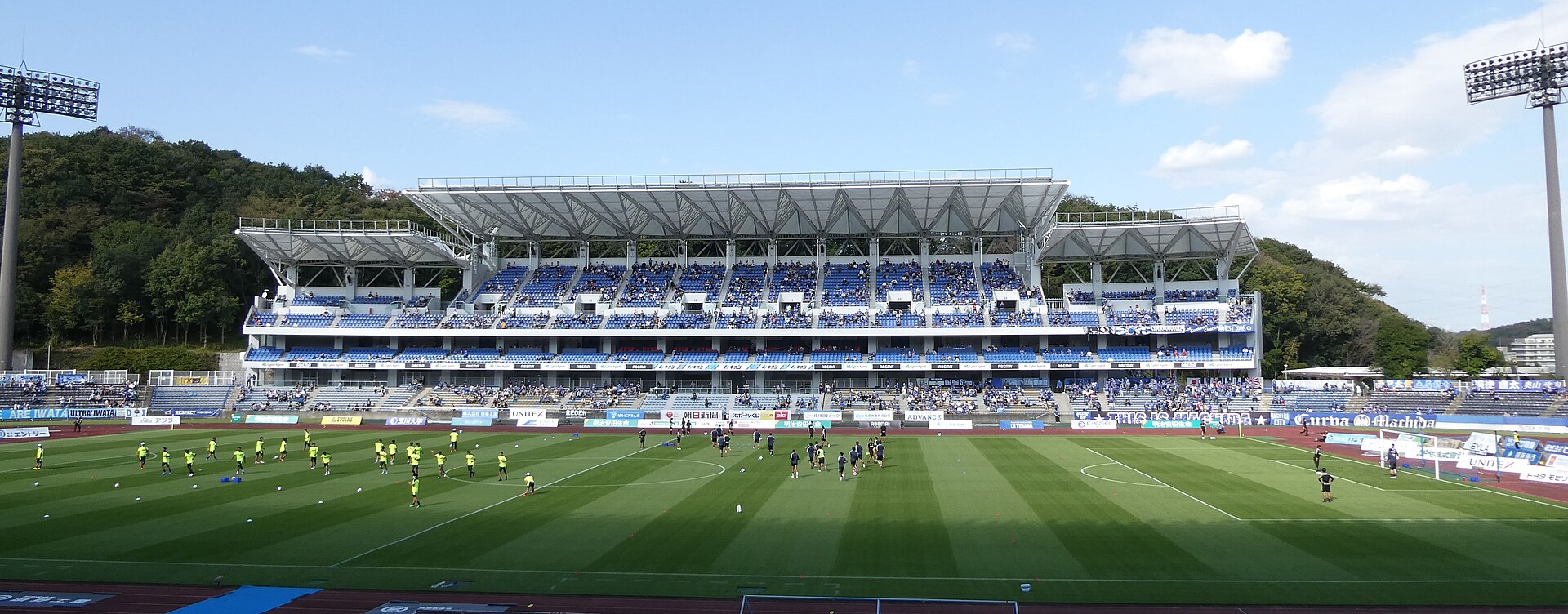 町田GIONスタジアムのバックスタンドとピッチ、外周を囲む陸上トラック
