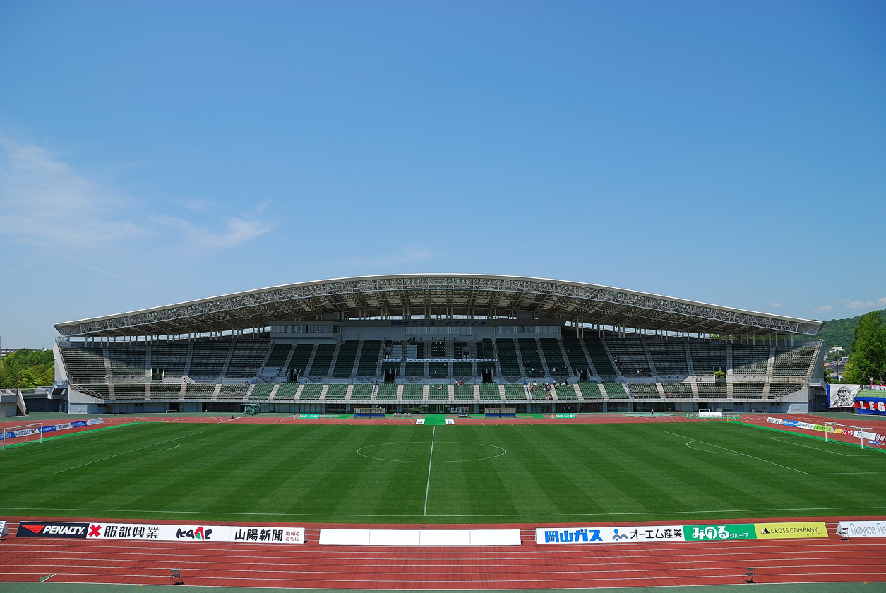 岡山県総合グラウンド陸上競技場(JFE晴れの国スタジアム)のメインスタンドと陸上トラック